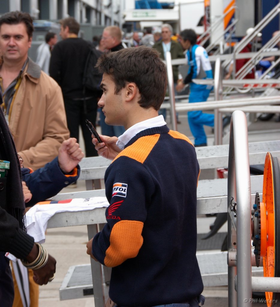 MotoGP_Donnington_24-6-07 246.jpg - Pedrosa - “Can I have this pen please?”